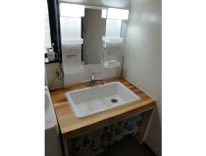 無垢の杉板を使った洗面化粧台　I様邸